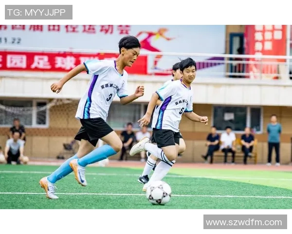 卷发球星绿茵逐梦之路与足球激情背后的故事